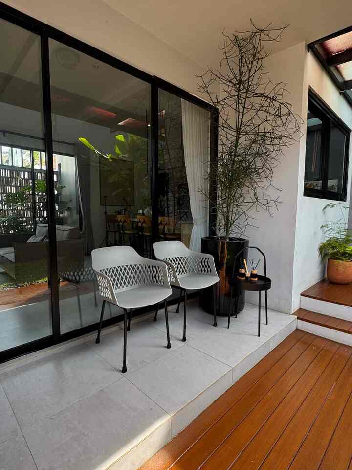 Teras yang bikin sore hari selalu disini, depannya ini taman dan kami sering habiskan sore disini

Teras memang tidak menghadap jalan, karena ini sebagai teras privacy juga 

#bumitimi #teras #terasrumah #taman #tamantropis #lantaiconwood #lantaiabu #tanaman 