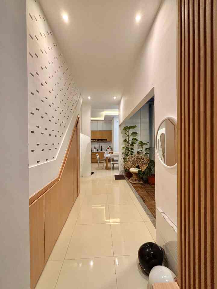 Area bawah tangga rumah ini dibagi dua, ini bagian belakang nya atau koridor dari ruang tamu menuju dapur, disini ada tempat penyimpanan bawah tangga yang depannya terdapat taman indoor juga #koridor #areatangga #tempatpenyimpanan #lemaribawahtangga #lorongrumah