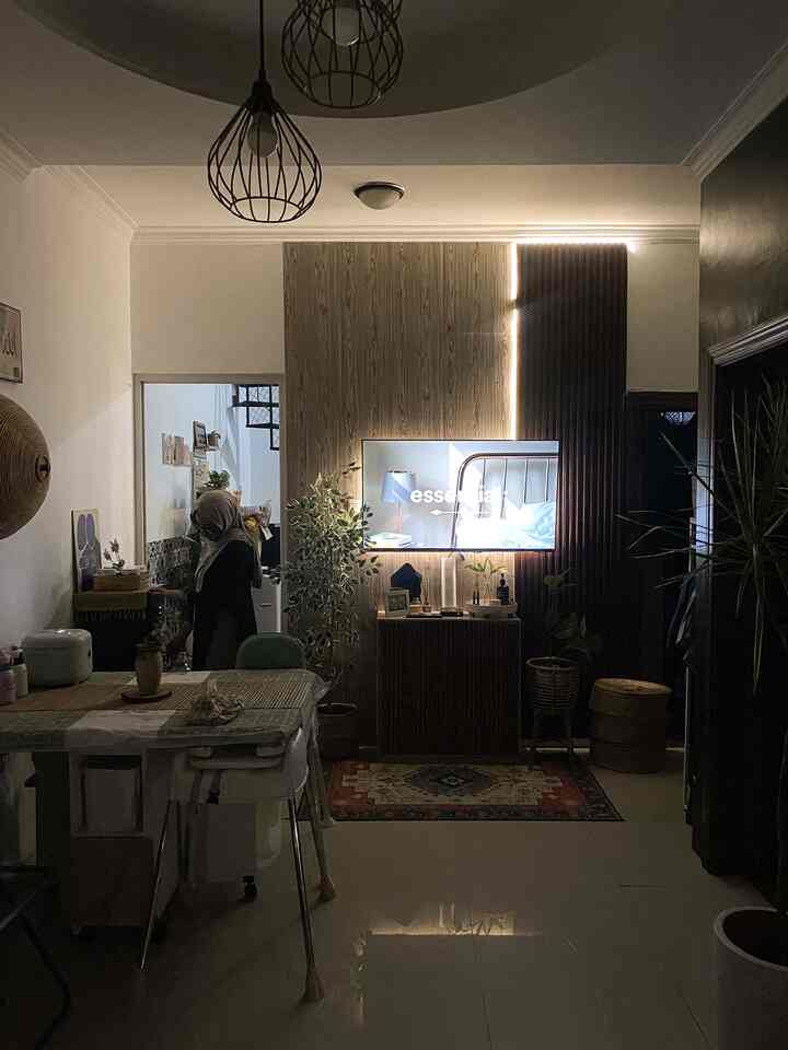 Punya rumah dengan konsep open space bikin ruangan terasa lebih luas karena beberapa area disatukan tanpa sekat.
Untuk menciptakan night vibe yang cozy dan hangat, cukup tambahkan lampu-lampu kecil dan LED strip sebagai pencahayaan.
Pemilihan furniture yang compact dan nggak terlalu besar juga bantu jaga ruangan tetap rapi dan nyaman dilihat🛋️💡✨


#SofaMinimalis #WarnaCatRumah #Cat #WallPanel #wpc #LED #LampuMeja #RumahOpenSpace #RumahTanpaSekat #NightVibe 