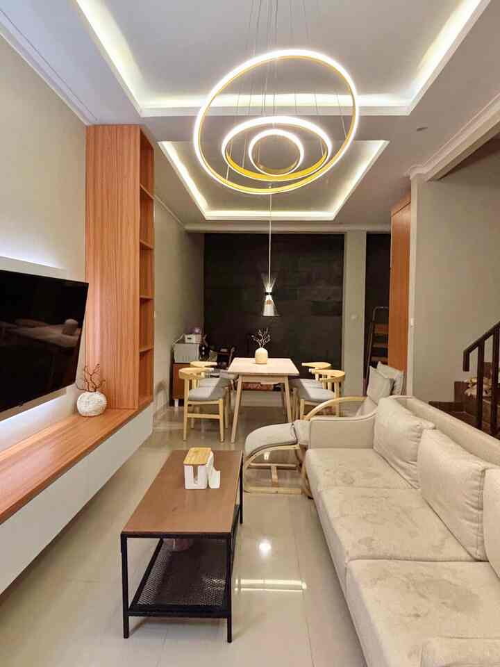 Design rumah yang ga terlalu besat bisa keliatan luas dengan konsep open space loh ! 🫶🏻✨

Area living room, dinding room, & dapur menyatu tanpa sekat 🏠

Selain bikin keliatan luas, sirkulasi udara & pencahayaan juga jadi lebih maksimal 💡

✨ Tips lainnya supaya ruangan terasa lega, pilih furnitur dengan disign minimalis & warna yang terang 💡

#SofaMinimalis #LivingRoom #MejaMinimalis #BackdropTV #HangingLamp #MejaMakanMinimalis #JapandiDecor #RumanJapandi #RumahOpenSpace #RuanganTerbatas #LivingRoomMungil #NightVibe 