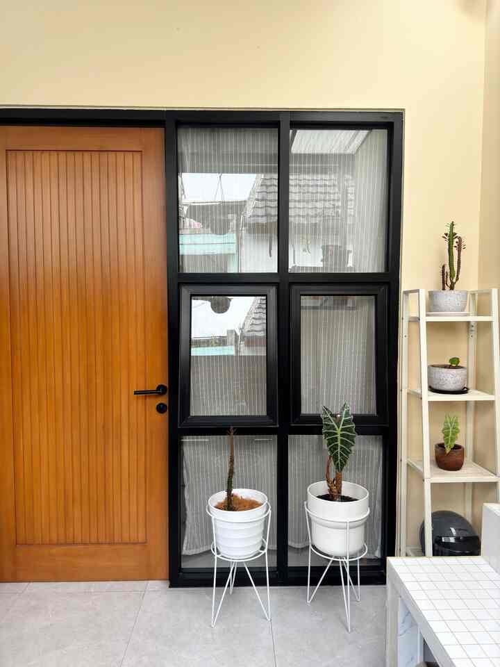 Spill Material Jendela & Pintu.

Karena banyak banget yang tanya tentang material pintu dan jendela, sekarang mari kita bahas detailnya.

🚪 Material : Untuk material pintu yaitu kayu kamper samarinda oven.
 Alasan memilih material ini biar tahan lama, apalagi pintu ini bakal sering kena panas.
walaupun harganya lebih pricey tapi worth it. Modelnya dibikin simple garis-garis aja.
Sedangkan untuk material kusen pintu dan jendela menggunakan alumunium type alexindo, supaya tahan lama, kuta dan anti rayap.
📐 Size :
• Pintu: Lebar 90cm, Tinggi 220cm.
• Jendela : Lebar 110cm, Tinggi 220cm.
🎨  Cat Pintu : Merk  impra warna cocoa brown, dioplos sendiri sending 123 clear 131
       (info dari kang cat pintu)
🔘  Handle : Pilih type minimalis warna hitam merk solid.


#PintuRumahMinimalis
#PintuKayuSolid
#JendelaAlumunium
#InspirasiJendelaMinimalis
#InspirasiPintuMinimalis
#PintuKayuKamperOven

