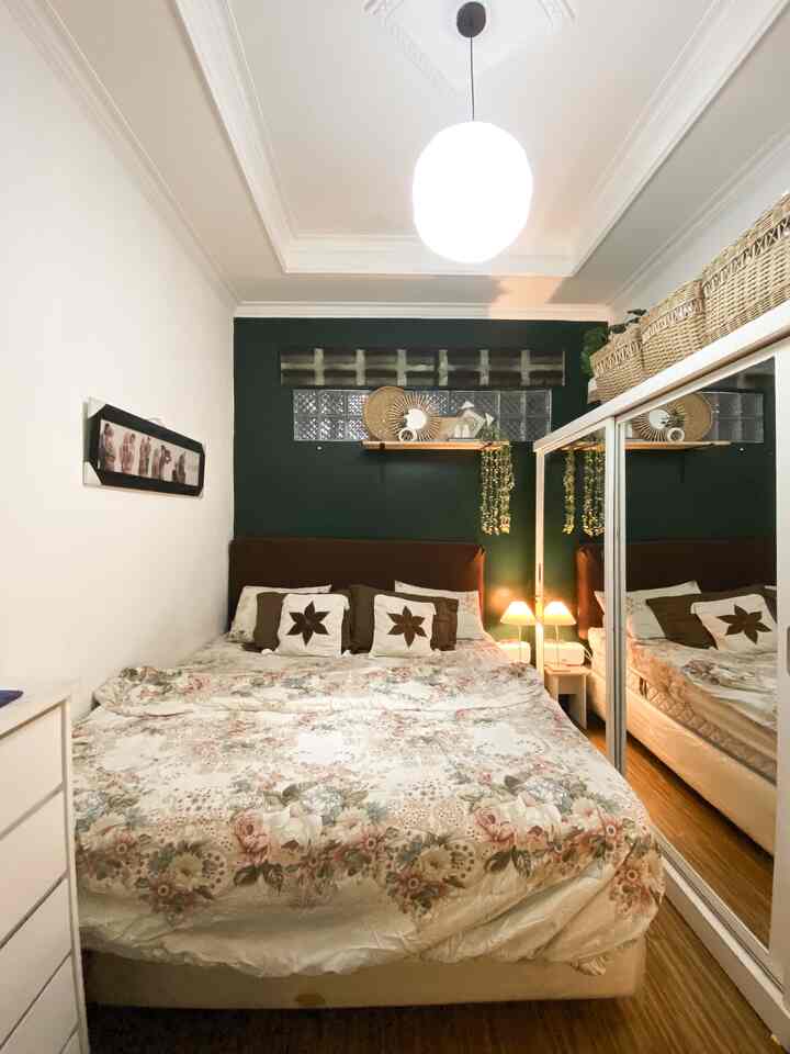 Finally, setelah perjalanan panjang mudik, akhirnya sampai juga di kamar ini.
Tempat paling dirindukan, yang selalu bikin hati tenang.
Sprei yang baru diganti, ditambah cahaya lampu warm yang bikin suasana makin nyaman dan pikiran terasa lebih adem✨
Hoaaaalaaaah enaknya rebahaaaaan 🛌😴


#LampuMeja #WarnaCat #CatKamar #KamarTidurMinimalis #KamarTidurNyaman #InspirasiKamar #BedroomStyling 