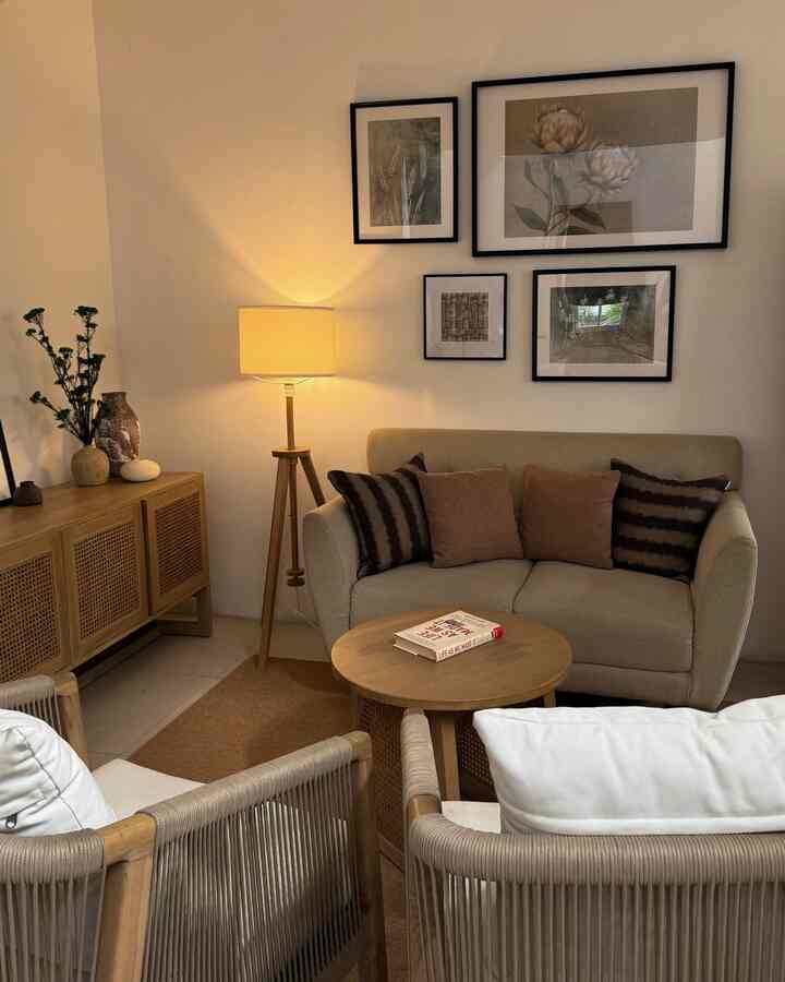 Nggak tahu kenapa, tapi suasana rumah malam hari tuh selalu punya vibe yang beda🌙

Apalagi di living room semi open space ini. Utk lighting kami sendiri lebih memilih utk nyalain standing lamp & table lamp daripada ceiling light. Karena suasananya berasa lebih tenang utk malam hari.

Posisi sofa, kursi dan meja juga kita atur biar ruangannya tetap terasa luas dan bikin kita betah duduk lama-lama di sini.

#RumahOpenSpace #RumahTanpaSekat #NightVibe
#LivingRoom #RuangTamu #ConsoleTable #Sofa