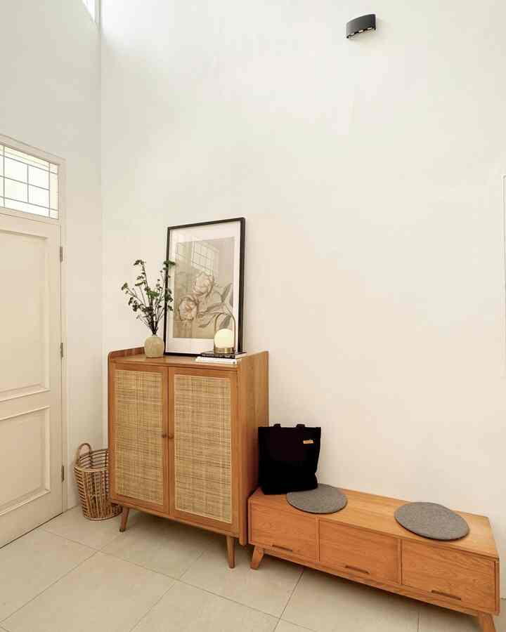 Salah satu corner yang paling sering kita lewatin setiap hari, tapi jarang banget difoto: area rak sepatu👟

Dari awal pengen area ini tetap fungsional, tapi juga enak dilihat. Jadi kita pilih dua jenis rak: satu model lemari tertutup, satu lagi yang bisa sekalian buat duduk pas pakai/lepas sepatu.

Desain & warnanya juga kita usahain tetap senada sama konsep rumah: Japandi dengan nuansa wooden rustic.

Simple stuff that actually works and looks good👍🏻

#SudutRumah #RakSepatu #LemariSepatu #Japandistyle #LemariRotan 