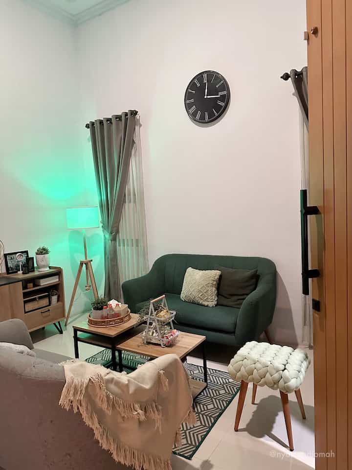 Living Room open space ini menjadi area pertama yang menyambut ketika membuka pintu utama rumah @nyamandiomah✨

Ada 2 sofa seater yang berhadapan dengan coffee table dengan karpet di tengahnya. Juga ada tambahan stool unik. Ditambah dengan standing lamp bergaya japandi yang bisa membuat nuansa malam hari jadi lebih hangat dan estetik. 

#SofaSeater #Dekoruma #CoffeeTable #Stool #StandingLamp #RumahOpenSpace #RumahTanpaSekat #NightVibe #NightVibes #livingroomdecor #livingroom #nyamandiomah