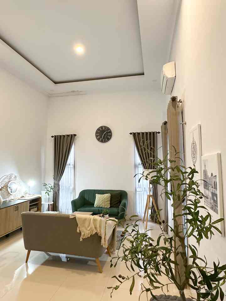 Ruang tamu dan ruang TV open space adalah solusi untuk yang sering kumpul keluarga dan saudara karena tidak ada sekat dan tempat duduk juga lebih banyak, karena adanya sofa seater di ruang tamu dan adanya sofabed di ruang TV, juga bisa sambil duduk di karpet.

Sampai saat ini belum ada niatan untuk menyekat 2 ruangan ini, menyatu seperti ini tidak masalah dan memudahkan aktivitas berkumpul bersama keluarga, saudara mau pun teman dekat. Karena yang total strangers biasanya tidak akan kami beri masuk ke ruang tamu. 

#nyamandiomah #OpenSpace #RumahOpenSpace #RumahTanpaSekat #livingroom #livingroominspo #tvroom #familyroom 