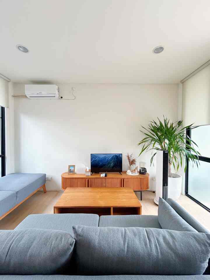 Ruang tamu kami sekaligus menjadi ruang keluarga, tempat di mana kami bisa bersantai dan melepas lelah setelah hari yang panjang. Dengan sofa besar yang nyaman, ruang ini menjadi tempat favorit kami untuk berkumpul, baik untuk menikmati waktu sendiri maupun bersama keluarga. 
#roemahqita #livingroom #ruangtamu