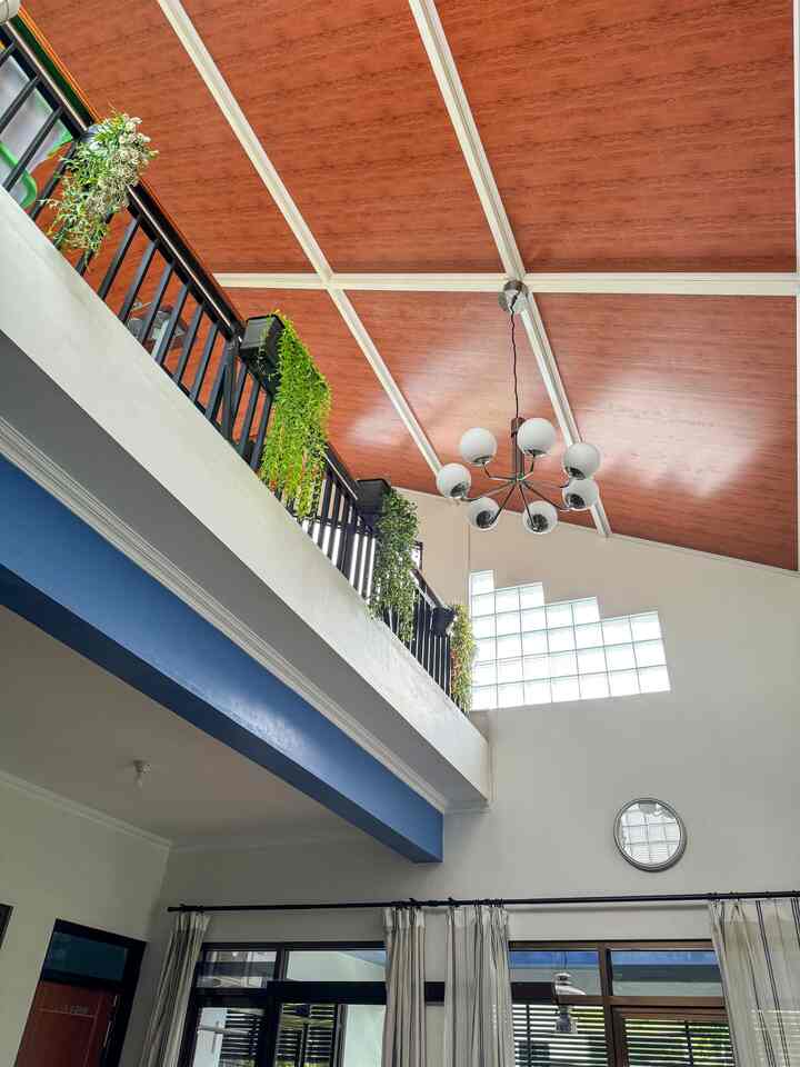 Mezzanine adalah lantai tambahan atau ruang perantara yang berada di antara lantai dasar dan langit-langit bangunan. Kata mezzanine berasal dari bahasa Italia mezzo yang berarti "tengah". 

lantai mezzanine di rumah kami ini merupakan perantara menuju kebon atap. ada sedikit dekorasi, sering ibok pakai sebagai tempat konten unboxing 🤭😁
slide terakhir penampakan depan mezzanine di waktu malam 🤗



#mezzanine #PlavonPVC #CatRumah #WarnaCatRumah #homestagram  #temabebas 