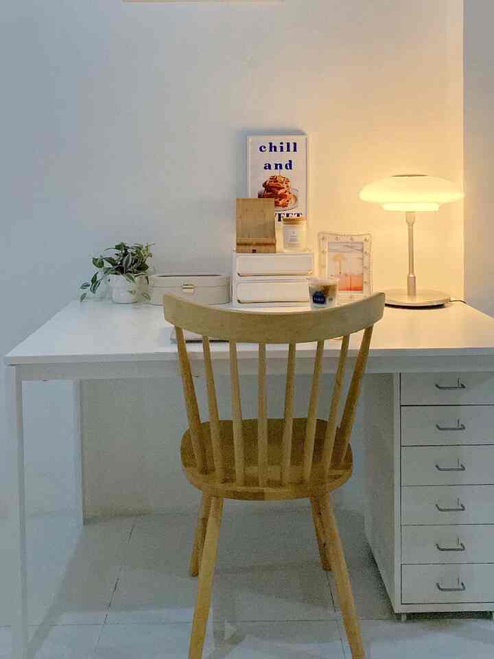 Home office ini terletak di livingroom.. saya biasa mengerjakan tugas disini..pun anak-anak juga.. tinggal menggeser kursi dari meja bundar disebelahnya, kami bisa menggunakan meja kerja ini bersama-sama :) #homeoffice #homeinspo #ruangkerja #minimalisthome #workfromhome #dekorasiruangkerja #homedecor