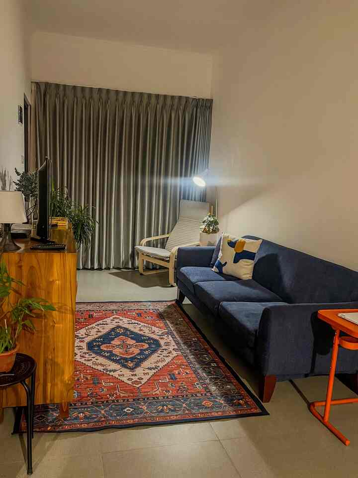 Salah satu waktu favoritku di rumah M&A adalah waktu malam hari. Terutama ketika anak-anak sudah tidur, rumah sudah rapi, dan suasananya tenang. Ini juga jadi waktu me-time & quality time-ku dan suami untuk sekedar ngobrol atau nonton bareng. ☺️💖✨🌙
#SofaMinimalis #NightLighting #RuangKeluargaMalam #CozyLivingRoom #SudutRuangan #RumahOpenSpace #RumahTanpaSekat #NightVibe