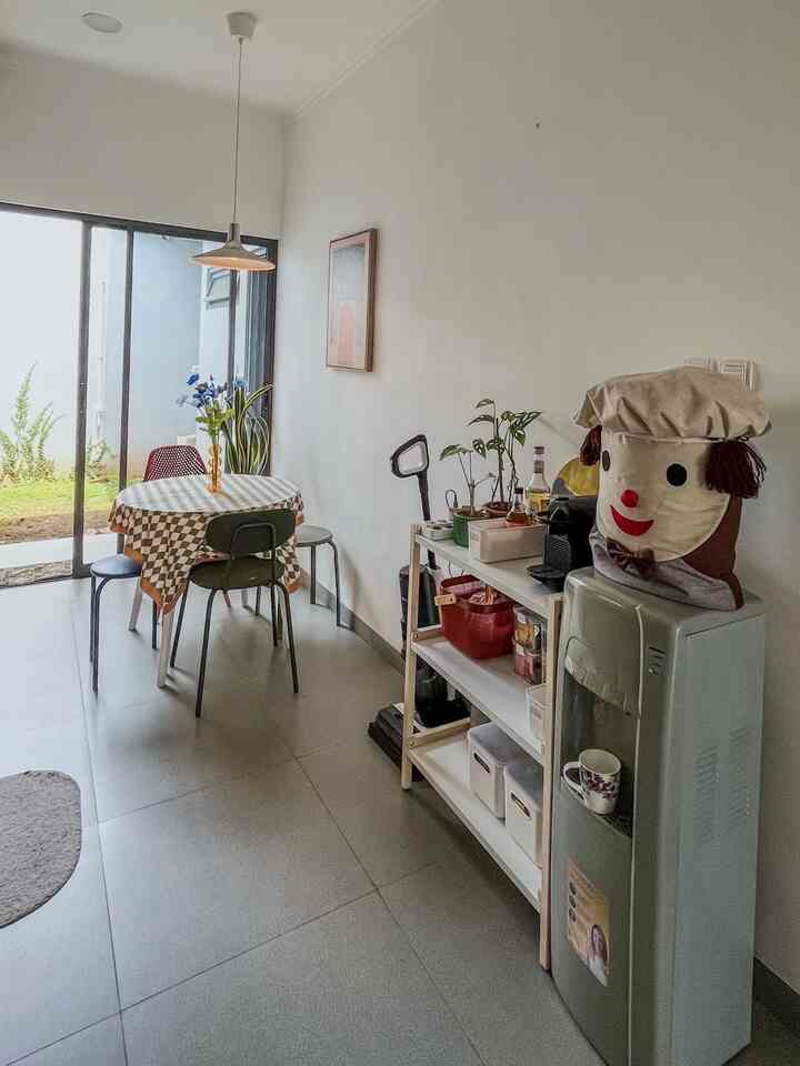 Pada saat pembuatan kitchen di rumah M&A, kami sebenarnya sudah merencanakan peralatan elektronik apa yang nantinya akan dipasang, seperti kulkas, rice cooker, oven, dan dispenser. Jadi, ukuran rak nya sebenarnya sudah disesuaikan. Tapi, ketika sudah jadi kami melakukan perubahan dari rencana sebelumya. Seperti perubahan pada dispenser yang menggunakan dispenser tanpa galon, sehingga ukurannya jadi lebih kecil dari rak nya. Jadi kami melakukan sedikit tambahan meja/rak pada dispenser yang saat ini terpasang. ✨
#MinimalistKitchen #DapurSederhana #DapurOpenSpace #DispenserTanpaGalon #KitchenSetMinimalis #KitchenandDining #RukahOpenSpace #RumahTanpaSekat