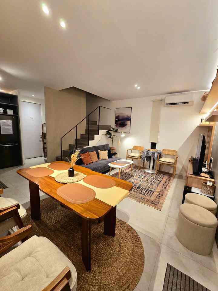 Open space goals untuk kegiatan di rumah supaya bisa multitasking. Tanpa sekat, yang lagi makan bisa sambil nonton dan ngobrol sama yang lagi duduk di living room. Yang lagi hangatin makanan di microwave dapur bisa sambil jaga anaknya yang lagi makan di meja makan. Semua serba simpel tapi bisa multitasking dikerjakan dalam satu waktu. #mejamakankayu #sofabed #selimut #karpetecenggondok #rumahopenspace #rumahtanpasekat #nightvibe