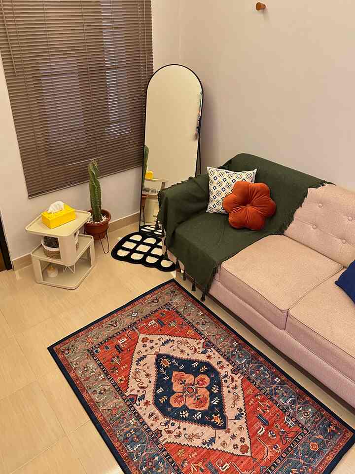 Suasana malam di ruang tamu kecil🌙
———
Nggak perlu luas, yang penting nyaman. Lampu hangat, sofa empuk, dan suasana yang bikin malas ke mana-mana.
Kenyamanan itu bisa datang dari hal-hal sederhana 🤎✨

#SofaMinimalis
#karpetruangtamu 
#cerminarch
#lampu 
#standinglamp
#lemaritv
#venetianblind
#bantalsofa
#RuanganTerbatas
#LivingRoomMungil
#NightVibe