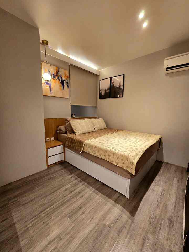 Modern 6-tatami sized bedroom with brown wood tones and white accents, featuring bed, blinds, and coordinated artwork