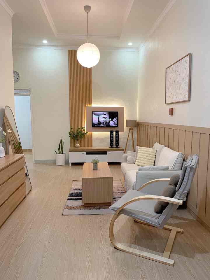 Night vibes living room 🌙
Malam hari tempat favorit untuk berkumpul dan menonton TV bersama. Meskipun tidak luas tetapi tetap nyaman dan sesuai fungsinya. Untuk pemilihan dekorasi living room menggunakan tema senada dan warna kayu agar terkesan luas dan hangat.

#RuanganTerbatas #LivingRoomMungil #NightVibe #DrawerMinimalis #KarpetAbstrak #LampuGantung #StandingMirror #SofaMinimalis #WallPanel
