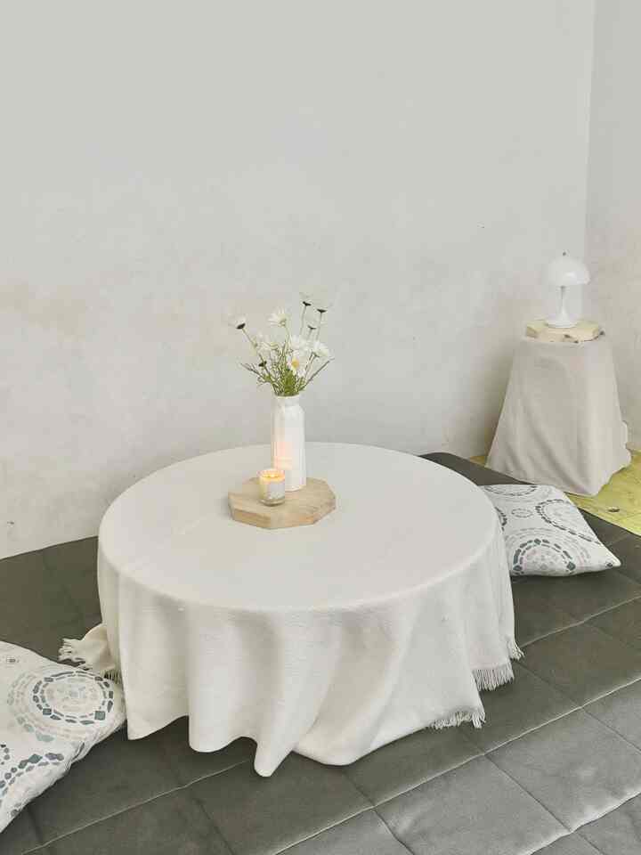 Ruangan open space favoritku, dekat ke mana mana. Rumah mungil tapi maksimal penggunaanya ✨apalagi ruangan yang cozy banget, ternyaman di pakai untuk berkumpul. Night vibes dengan lilin aroma terapi menambah kehangatan di ruangan ini ✨
#LinlinAromaTerapi #lampuantik #OpenSpace #RuanganTerbatas #LivingRoomMungil #NightVibe