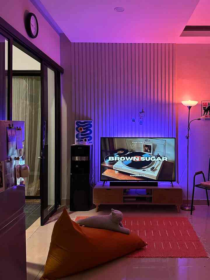 Malam-malam paling enak nonton TV sambil dengerin musik, apalagi kalau lampunya remang-remang. Suasana jadi makin chill~ 
🎶🛋️✨

#lampuled
#nightvibes
#karpetruangtamu 
#beanbag
#wallpanel
#standinglamp
#slidingdoor
#tamankering
#deckingkayu
#lemaritv
#cctv
#ledstrip