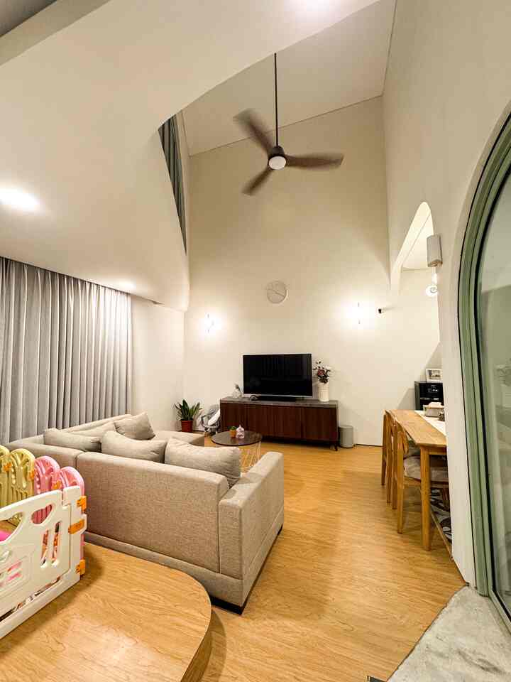 Rumah mungil, tapi berasa luas! ✨ 
Ini sudut open space favoritku: ruang tamu yang nyambung langsung ke dapur. Lebih lega, lebih nyaman! 🏡💕 Gimana menurut
tetangga online?

#rumahopenspace #rumahtanpasekat #nightvibes #tacovynil #tacowarmcherry #livingroom #inspirasiruangkeluarga #homeinspo