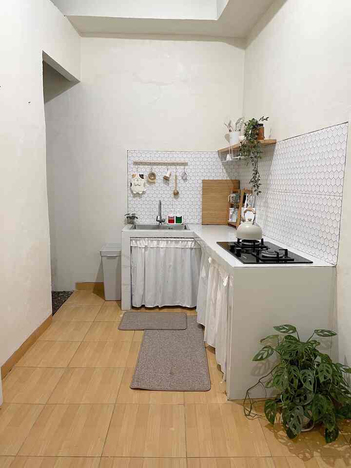 Dapur mode malam hari. Supaya tetap terlihat rapi dan tetap bersih setelah selesai makan dan sebelum tidur selalu memastikan piring tidak ada di area sink dan membereskan area dapur. 

#CompactKitchen #NightVibe #StylingDapur #KeramikMotifKayu #KitchenMat #AmbalanDapur #RelGantunganDapur #TempatSampahMinimalis