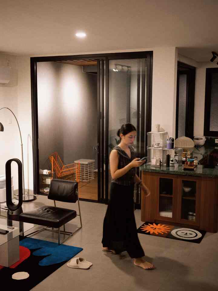 desain rumah dengan konsep open space tentu membuat rumah terasa lebih luas. awalnya terdapat satu kamar tidur + 1 kamar mandi di area belakang. namun, kami menghilangkan keduanya  sehingga terciptalah area ruang tamu yang menyatu dengan dapur.

#ruanganterbatas
#livingroommungil
#nightvibe
#loungechairestetik
#lantaiminimalis
#kursisantai
#airpurifier

