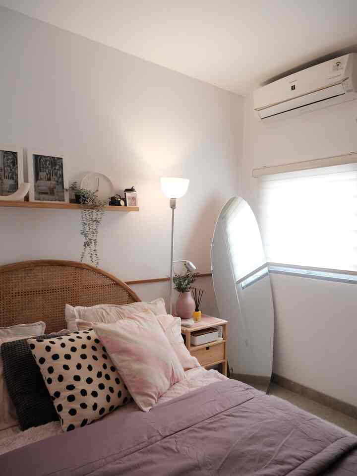 Must-have items buat rumah mungil🏠🤏🏼
1. Queen bed
Memilih kasur ukuran queen disarankan bagi tetangga sekalian yang memiliki rumah minimalis agar masih banyak space tersisa diruangan kamar yang dapat digunakan untuk storage.
2. Standing Mirror
Adanya cermin dengan ukuran besar memberikan kamuflase seolah-olah ruangan lebih luas dari ukuran aslinya.
3. Rak pajangan terbuka
Rak pajangan terbuka juga menambah kesan ringan pada ruangan sehingga ruangan tidak terasa sempit.
4. Sofa minimalis
Pada umumnya kesalahan yang sering terjadi adalah ketika memilih sofa dengan ukuran yang tidak proporsional dengan ukuran ruangan, maka dari itu untuk ruangan berukuran terbatas sangat dianjurkan memilih sofa yang fungsional dan tidak menghabiskan banyak ruang.

#ambalan #standinglamp #standingmirror #musthaveitems #rumahminimalis #tinyhousestyling #tinyhouseidea