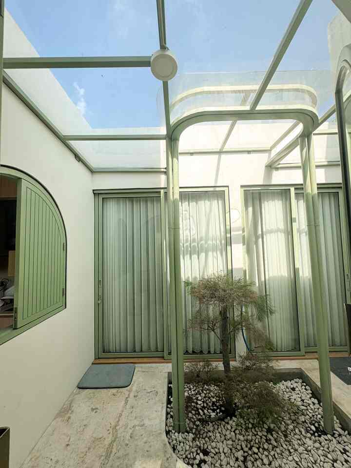 Selain mengusung konsep open space, rumah kami memang banyak bukaan yang menghasilkan lighting alami. Terutama di pagi - sore hari. Bahkan jelang malam pun rumah kadang masih terang.

Plus minus memang. Di beberapa waktu, kadang matahari Bekasi sepanas itu jadi harus re apply sunscreen beberapa kali, tapi di waktu yang lain, Bekasi hujan lebat sepanjang hari jadi rumah kami dingin alami.

Kalo kamu, lebih suka ada innercourt berupa taman gini atau kolam ikan? Share yaa🤗

#innercourt #homeinspo #cemaraudang #paranet #pasirmalang #batuitaly #minigarden #tamankecil