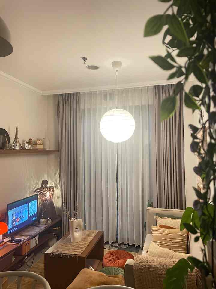 Living room yang tampak dari Dining Room, dengan warna furniture yg senada, membuat ruangan lebih tampak estetik.
Lampu jamur orange yg sedang hits pun menambah keunikan dan ambience cahaya yg berbeda dari biasanya untuk suasana night vibe kali ini. 

#SofaMinimalis #TableLamp #HangingLamp #Livingroom #WarnaCatRumah #RumahOpenSpace #RumahTanpaSekat #NightVibe 