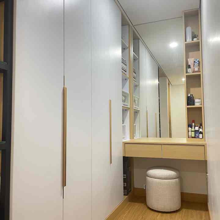 Tempat favorit ku walk in closet, terdiri dari lemari dan slot penyimpanan barang, bahkan bangkunya juga ada storagenya😆 #walkincloset #japandi #bedroom #inspirasibedroom #kamartidur #lemarikamar #lemarikayu