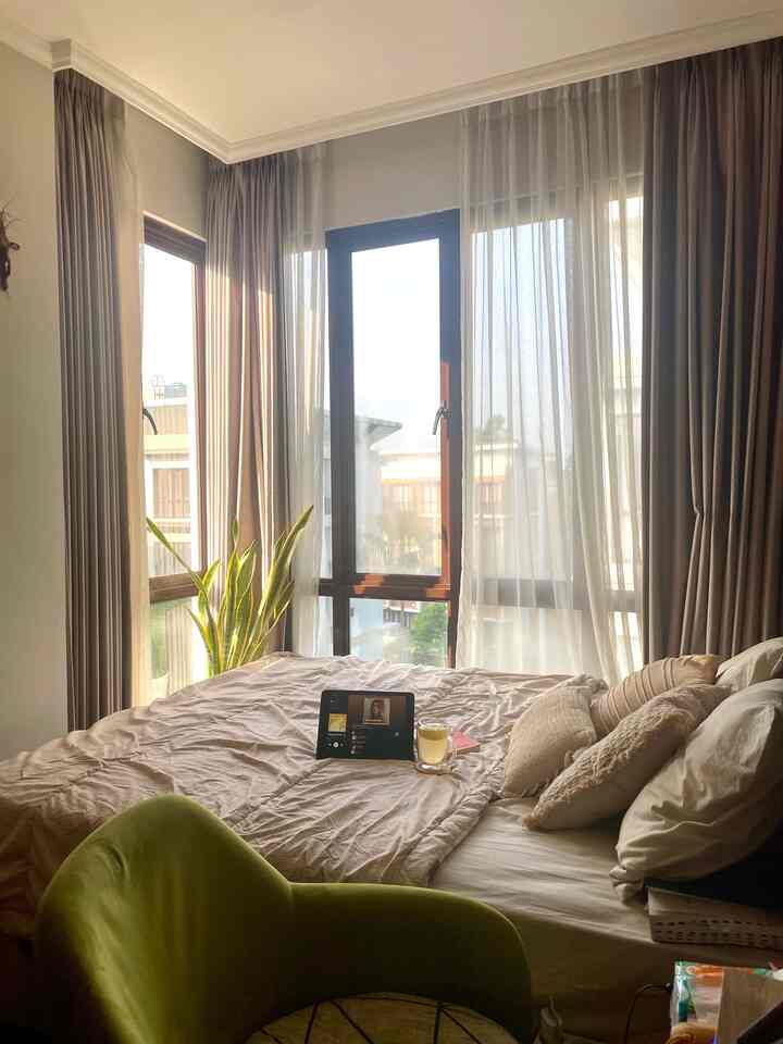 Suasana Master Bedroom dipagi hari yg cerah, matahari masuk dari jendela L yg besar, full gorden blackout yg terbuka. 
Paling suka menikmati segelas lemon hangat sambil baca buku di sudut jendela kamar ini, sambil terkena sinar matahari yg menghangatkan. 

#WarnaCatRumah #Apartemen #Window #masterbedroom #NaturalLighting #Bedroom #DecorideasBedroom #FavoritSpot