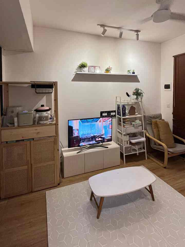 Sederhana tapi fungsional! Ini area open space di rumahku—living room + pantry jadi satu !

#RumahOpenSpace
#RumahTanpaSekat
#NightVibe #karpetplaymat #mejaleseh #rakserbaguna #kursipoang