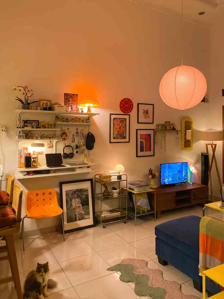 Area open space pada rumah kami menggabungkan area ruang tamu dengan dapur

Meski demikian kami menyisakan sekat berupa mini bar yang biasa jadi area dinning. Area ini pun hasil dari membobok dinding penyekat antara ruang tamu dan dapur

Area ini juga didukung kondisi ceiling yang cukup tinggi, sehingga cocok untuk menaruh lampu gantung berukuran cukup besar dengan kabel panjang

Hasilnya pun cukup memberi kesan hangat dan lega ketika malam hari ✨🌜

#LampuEstetik #KarpetEstetik #CatTembokRuangTamu #KursiEstetik #RumahOpenSpace #RumahTanpaSekat #NightVibe