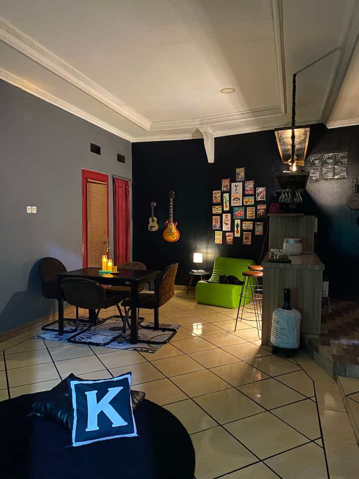 Rumah dengan total bangunan 130m punya area open space yang terasa lega dengan night vibe lampu-lampu warm di setiap sudut menambah kesan hangat dan cozy 

#RumahOpenSpace 
#RumahTanpaSekat
#NightVibe
#SofaMinimalis 
#Plavongypsum
#LampuEstetik