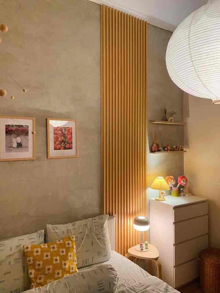 Sudut salah satu kamar tidur yang menjadi tempat menaruh barang-barang koleksi

Mulai dari figur hingga item dekorasi menarik lainnya

#LampuEstetik #LemariBaju #DindingWPC #Japandi #NightVibe 

