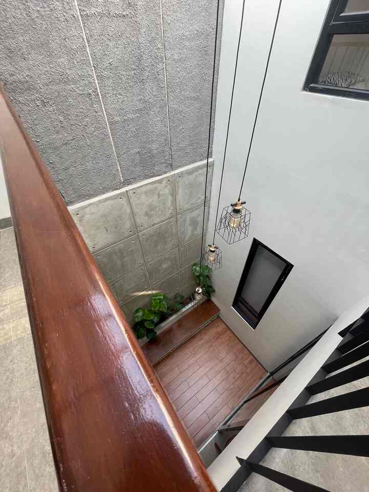 Bagi kami, pantang rasanya menjemur pakaian di teras depan rumah. Selain debu rentan menempel di pakaian yang basah, menjemur pakaian di teras rumah sepertinya kurang sedap dipandang mata.

Untuk itulah, sebelum membangun rumah kami begitu memikirkan konsep service area dengan sangat matang. Sirkulasi udara di sekitar area ini harus jelas.

Dengan bukaan yang sesuai dengan arah angin biasanya masuk ke dalam rumah. Walau hanya terkena matahari ga lebih dari jam 12 siang, tapi setidaknya pakaian terbantu kering dari keluar masuknya angin.

#RuangJemurPakaian #RuanganTerbatas #TanggaMinimalis #LaundryRoom #ServiceArea #PlavonPVC #SayaHouse #WarnaCatRumah 