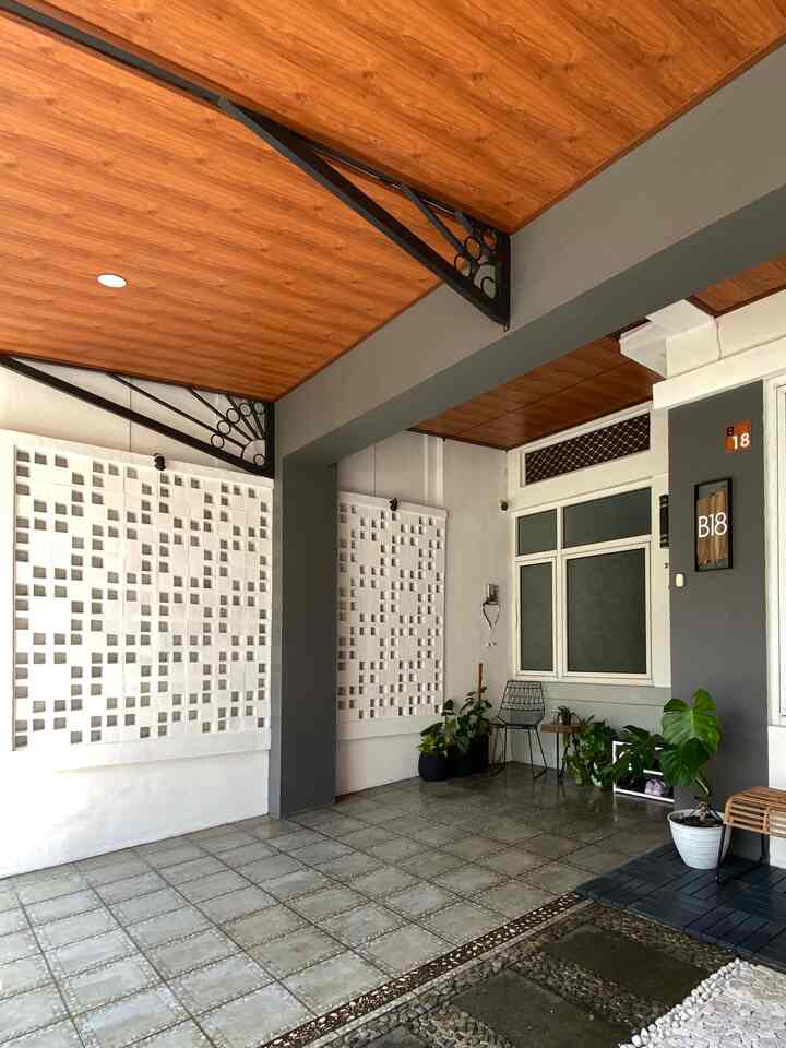 Transformasi Teras Sederhana Namun Tetap Estetik 🍂

Slide 1 Carport - After
Slide 2 Carport - Before
Slide 3 Night Vibe
Slide 4 Angle Lain - After
Slide 5 Angle Lain - Before
Slide 6 Taman Kering - After
Slide 7 Taman Kering - Before

Material:
Roster Dadu
Cat Dinding Jotun
Plafon PVC
Deck Abu Tua Runnen Ikea
Lantai Deck Batu Alam Putih
GRC untuk Lemari Sapu 

#roster #dindingroster #plafonpvc #grc #deckbatualam #deckabutua #teras #carport #tamankering #lemaripenyimpanan #lemarisapu

