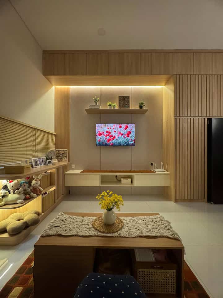 Area di rumah yang paling aku suka! Yaitu area living room ini🥰 apalagi kalo malem, cantik bangettt🥰🫶 #NightVibe #RumahOpenSpace #RumahTanpaSekat #InspirasiLivingRoom #RuangKeluarga #KonsepOpenSpace