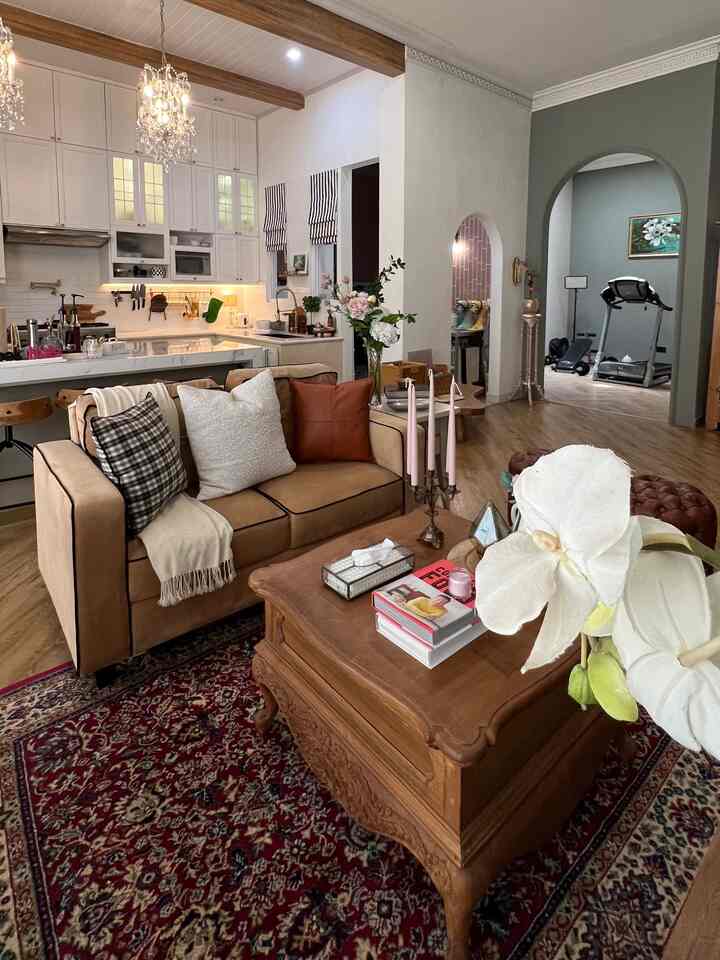 𝐑𝐮𝐦𝐚𝐡 𝐎𝐩𝐞𝐧-𝐒𝐩𝐚𝐜𝐞
#konsepopenspace di #rumahlimut ini menyatukan aktivitas memasak, menikmati hidangan dan menonton tv dapat mengalir secara 𝙢𝒖𝙡𝒕𝙞𝒕𝙖𝒔𝙠𝒊𝙣𝒈. 

Suasana ini membuat setiap hidangan di meja makan kami & 𝙢𝒐𝙫𝒊𝙚 𝙣𝒊𝙜𝒉𝙩𝒔 di #rumahlimut terasa selalu spesial ☺️.

▪️ 𝑺𝙡𝒊𝙙𝒆 1: 𝑷𝙊𝑽 berdiri di area antara meja makan & area TV menghadap ke area dapur.
▪️ 𝑺𝙡𝒊𝙙𝒆 2: 𝑷𝙊𝑽 berdiri di area dapur menghadap ke sisi kanan, yaitu area meja makan.
▪️ 𝑺𝙡𝒊𝙙𝒆 3: 𝑷𝙊𝑽 berdiri di area dapur menghadap sisi kiri, yaitu area 𝒈𝙮𝒎 & ruang tamu.


#BTNOAS11 
#RumahOpenSpace 
#RumahTanpaSekat
#RumahOpenPlan
#TapperCandle 
#Chandelier 
#CandleHolder
#LampuKristal 
#PlavonPVC 
#ThrowBlanket 
#bantalsofa 
#kotaktissueestetik


