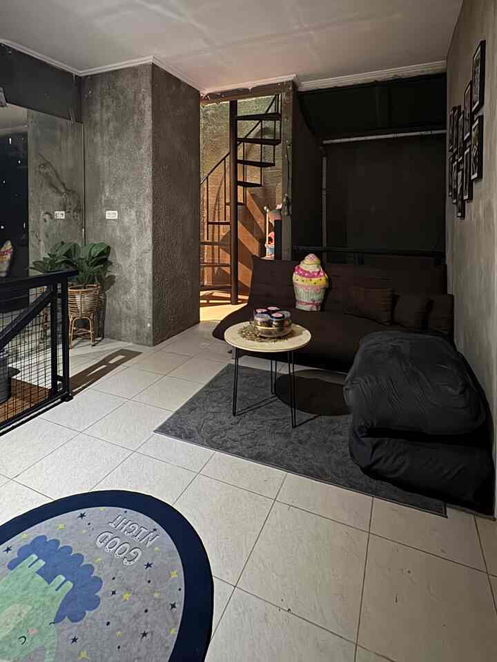 Karena dari awal kami pengen setiap ruangan itu berfungsi semua secara efisien, ruangan yang awalnya cuma area lalu lalang buat ke kemar utama dan anak, kami jadikan area ini jadi tempat nonton keluarga lantai 2, alhasil sekarang anak-anak jadi suka disini dan akan kami awasi tontonannya.

Ruangan seuprit ini khas banget industrialnya, Dengan desain ala kadarnya cahaya dan ventilasi yang memadai, sekarang jadi tempat berkumpul kami 🥰 Allahumma barik 🩷

#RumahIndustrial
#RuangNontonTV
#DindingAcian
#SofaBed
#MejaBulat
#TanggaBulatBesi
#AreaKoridor 
#KarpetAnak

