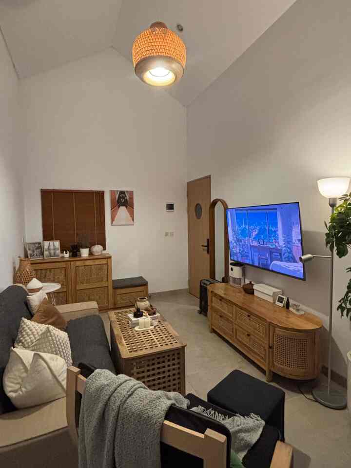 Ruang kecil bisa maximal, di living room ukuran 5meter night vibes.

jadi karna kita tidak punya area tamu terpisah living room ini menjadi tempat yang paling sering dipakai buat kumpul keluarga, diisi dengan 1 sofa, meja, meja tv, kursi santai

untuk warna lampu di rumah ini kita kebanyakan pakai yang warm white ya!

semoga menginspirasi🤍

#sofaduadudukan #macrame #lampugantung #kabinetsepatu #lantailivingroom #Ruanganterbatas #LivingRoomMungil #Nightvibe #livingroom #livingroomidea