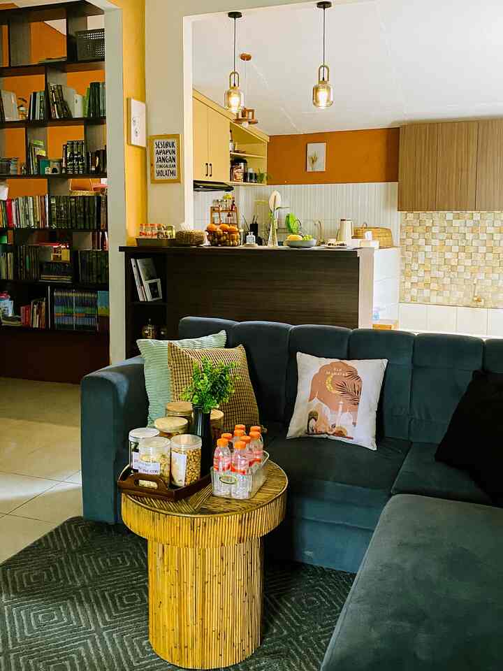 Konsep baru pada area living room 🤍🩶

Beberapa kali mengubah posisi sofa abu ini, ternyata ditempatkan di depan meja bar jadi layout yang nyaman juga terlihat konsep open plannya.🤍

Menggunakan bantal kursi berwarna sage & warna earthtone bikin suasana living room menjadi cheerful juga karpet yang senada dengan sofa 🩶💛

#livingroom
#konsepbaru
#omahuvie
#ruangkeluarga
#ruangberkumpul
#homestagram 
#homedecor
#rumahnyaman
#rumahsederhana

