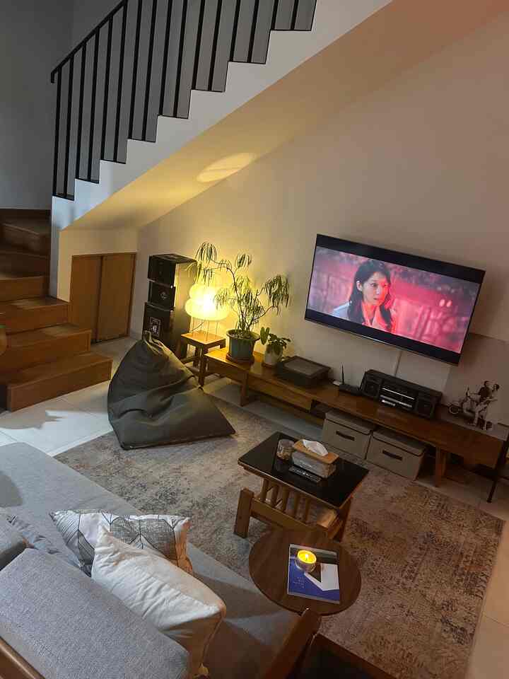 Top 5 item yang berdampak pada suasana rumahku✨

💡Akari lamp - lampu yang sudah lama menjadi wishlistku. Lampu dengan bentuk unik dan khas Jepang membuat suasana malam hari juga lebih hangat dan style japandi lebih terasa.

💡Lampu Jamur - warna pop colour oranye dan bentuk yang unik juga membuat suasana hangat dan melengkapi style midcentury di area ruang makan.

🪑Meja Samping - Struktur kokoh namun ringan, sehingga mudah dipindah pindah sesuai fungsi. Dapat menjadi meja kerja, coffee table, side table, nakas, dan lainnya.

🖼️ Poster - Poster maneki neko yang melambangkan pembawa keberuntungan. Warna dan gambar yang menarik menjadi pelengkap wall of art yang masih on progress ini. 

🪴 Tanaman hias - Pelengkap style tropis di dalam rumah dan juga pengusir nyamuk. Tanaman zodia menjadi pilihan kami untuk diletakkan di sebelah lampu akari , karena model daun yang menjuntai juga ternyata sangat cantik terkena bias lampu .

#Top5BestBuy #RekomendasiProduk #AmbassadorPick #LampuEstetik #Poster #TanamanHias #Sidetable