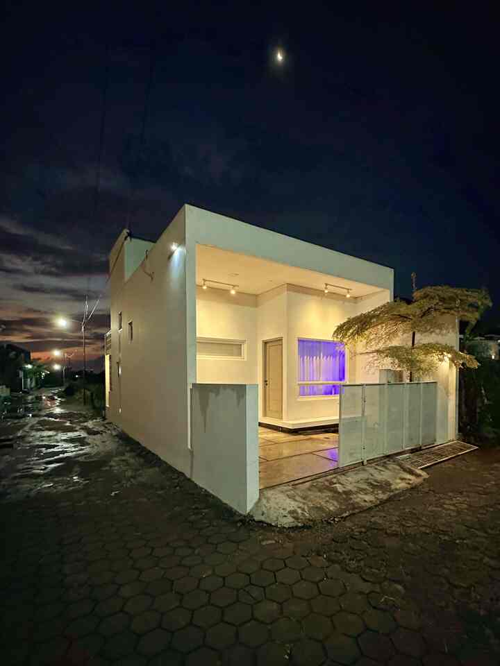 Potret Fasad diberbagai cuaca 🫶
-
Slide 1-3 setelah hujan menuju pukul 6 malam , penggunaan lighting warm sangat berpengaruh , membuat fasad nampak lebih hidup

Slide 4-5 ketika cerah di siang menjelamg sore , fasad terlihat putih bersih , sejauh ini kita belum melakukan cat ulang selama 3 tahun , kita cukup membersihkan bagian yang kotor dengan air 

Slide 6 suasana dari dalm rumah menjelang pukul 6 malam , cahaya biru pantulan lampu aquarium air laut , membuat ruangan nampak membiru dan terasa berbeda di jam 6 - 8 malam saja 


#Fasad #InspirasiFasad #FasadMinimalis #Minimalist #cateksterior #pagarbesi #pagarmininalis #lighting #lampusorot