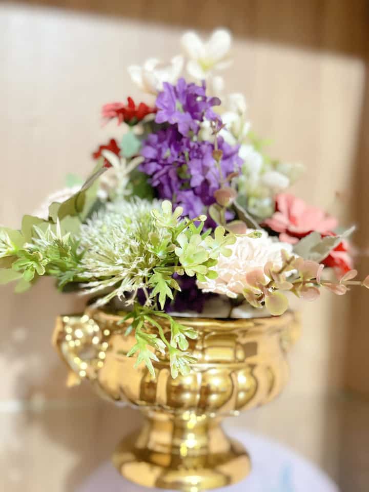 Salah satu hal yang aku suka ada di rumah adalah bunga artificial dengan vas yang cantik #vasbunga
#decobunga 
#deco 
