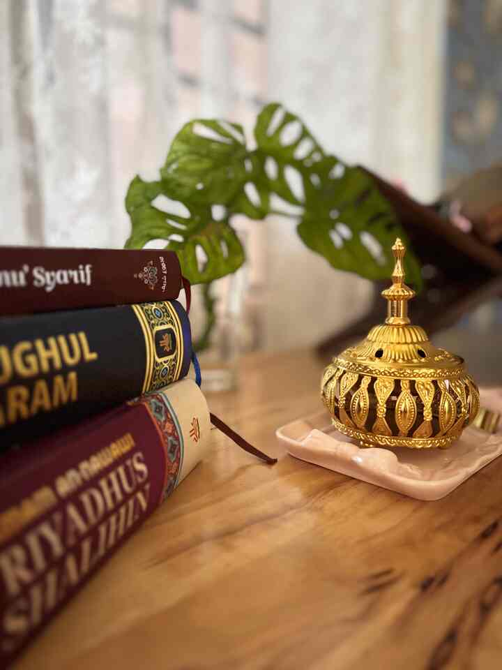 Membakar kemenyan agar mihrab tetap harum #bukhur 
#mihrab