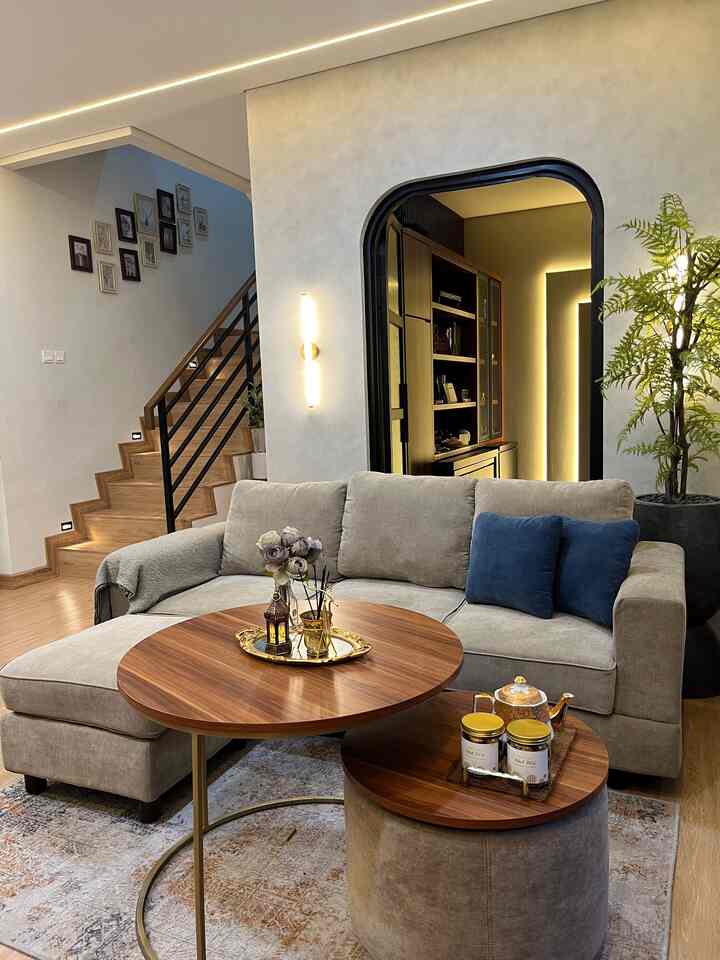 Top 5 best buy kali ini aku pilih
1. Sofa, sofa ini dibuat custom, request yang bisa dibuka cover dudukan dan sandarannya, ini membuat sofa mudah dibersihkan dan dicuci.
2. Kitchen island, ini juga dibuat custom, fungsional sekali kalau ada tamu, kita bisa taruh hidangan di atas kitchen island tanpa tamu perlu ke ruang makan.
3. Lemari pakaian dibuat full ke plafon, ini jg sangat efektif memanfaatkan space yang ada, bagian atas bisa untuk simpen bedcover dan jaket jaket tebal yang jarang digunakan.
4. Pegboard, aku menggunakannya untuk menyimpan figure figure mainan koleksi anak anak, selain rapi, bisa untuk item dekorasi juga.
5. Lemari gudang, membuat gudang tetap rapi, bisa simpen kasur lipat tanpa berdebu.
#kitchensetmodern #sofaminimalis #top5bestbuy #rekomendasiproduk #ambassadorpick