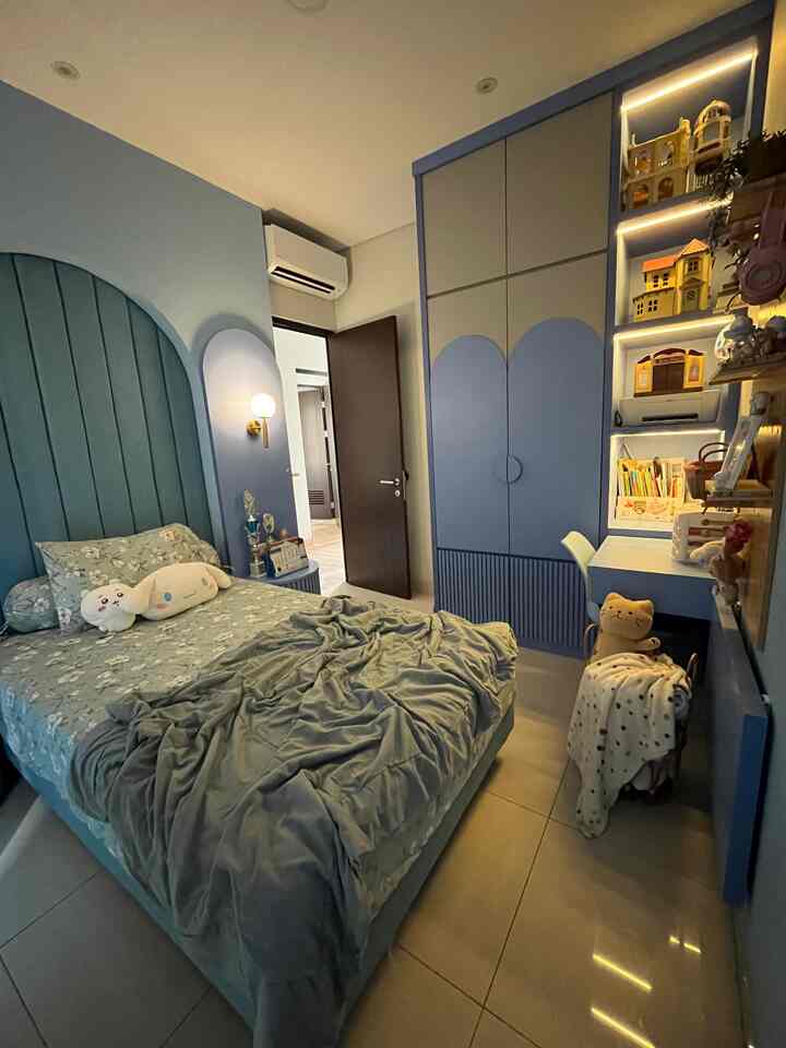 Kamar anak perempuan tidak harus berwarna pink, kita padu padankan warna biru dengan abu serta eksen arch biar kamar ini tetap feminim. Aksen lengkung di lemari, headboard nya membuat kamar ini looknya bak istana princess, aku juga menambahkan pegboard arch jg untuk memajang aneka figure koleksi anakku. #kamaranak #kamaranakperempuan #idekamaranakperempuan #pegboard #lemarianak