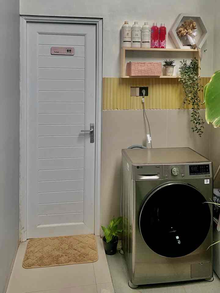 Mini laundry room at Deiraa House 🫶🏻

Meski sederhana mini laudnry ini berukuran 150x150cm berada di depan powder room area lantai 1 dan berdekatan dengan mini garden indoor 
Jadi nampak sangat tropis terang dan minimalis
Untuk area jemur berada di taman samping kamar utama dengan space yg lumayan luas dan langsung terkena sinar matahari siang - sore✨

#MiniLaundryRoom #LaundryRoom #MesinCuciFrontLoading #MesinCuci #Minimalis #DesignLaundry #DeirasHouse