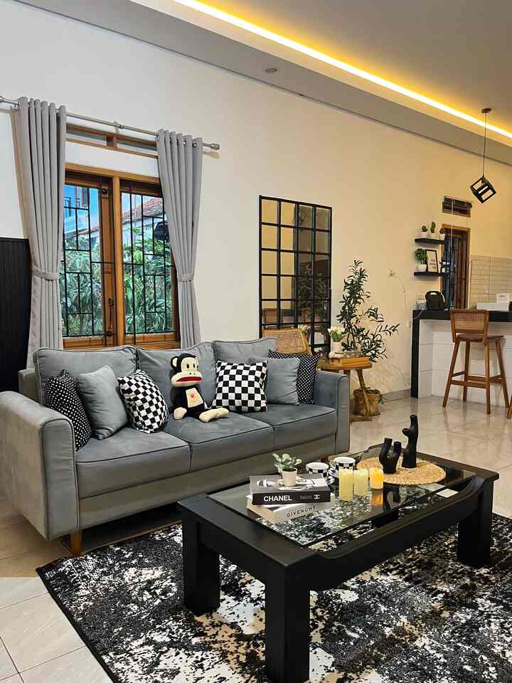 Top 5 Best Buy terbaru versi Bumi Gerrd 

Akhir-akhir ini Bumi Gerrd baru saja kedatangan penguni baru yang tentunya membuat living room kami jadi lebih cantik dan estetik dan haraganya sangat terjangkau

- Slide 1 ada bantal catur selain memilik fungsi bantal ini juga cocok sekali untuk dekorasi sofa yang tematnya masuk sekali d livingroom kami yaitu monochrome

- Slide 2 ada cadlle holder selain berfungsi untuk menyimpan lilin ternyata ini cocok juga untuk mempercantik meja tamu kami

- Slide 4 ada vase yang unik selali warbanya snow black di padukan dengan tanam hijau membuat meja TV kami menjadi lebih hidup.

- Slide 5 ada daun Ficus yang sengaja kami simpan di vas hitam kesayangan kami perpaduan hitam dan hijau ternyata daun ini membuat ruangan terlihat lebih segar. 

- Masih d slide 5 ada lampu jampur hitam selain mempunyai fungsi untuk menerangi ternyata lampu yang gagah ini juga cocok untuk dekorasi. 

Naah itu tida rekomendasi dekorasi low budget dari kamu yang tak hanyan memiliki fungsi sendiri juga cocok untuk mempercantik rumah. 

#BumiGerrd #LivingRoom #DekorasiLivingRoom #LivingRoomMonochrome #VasEstetik #CandleHolder #BantalSofa #Top5BestBuy #RekomendasiProduk #AmbassadorPick