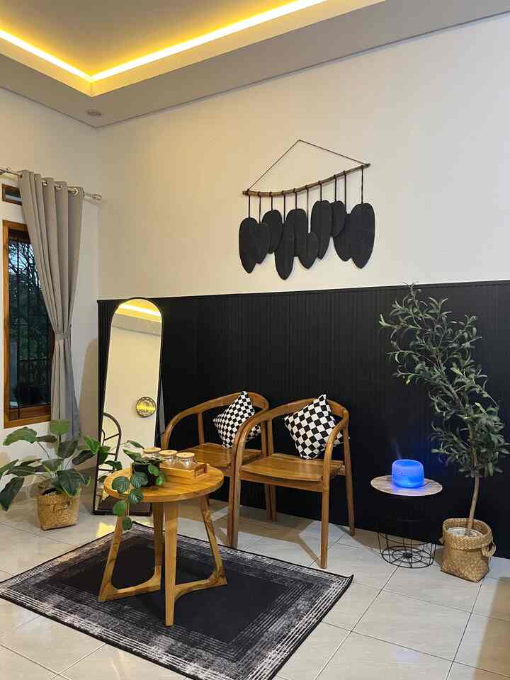 Siapa nih yanh kalau bosen dengan suasana rumah suka geser-geser furniture. Yes ini dia hasil geser furniture di Bumi Gerrd. Ga nyangka ternyata perpaduan kayu dan hitam itu cakep poool yaa. Seperti biasa di tambah tanaman artificial membuat ruangan jadi lebih segar. 

#BumiGerrd #StandingMirror #KursiJati #Macrame #PohonOliveArtificial #DiffuserOil #DekorasiLowBudget #RumahOpenSpace #RumahMinimaist 