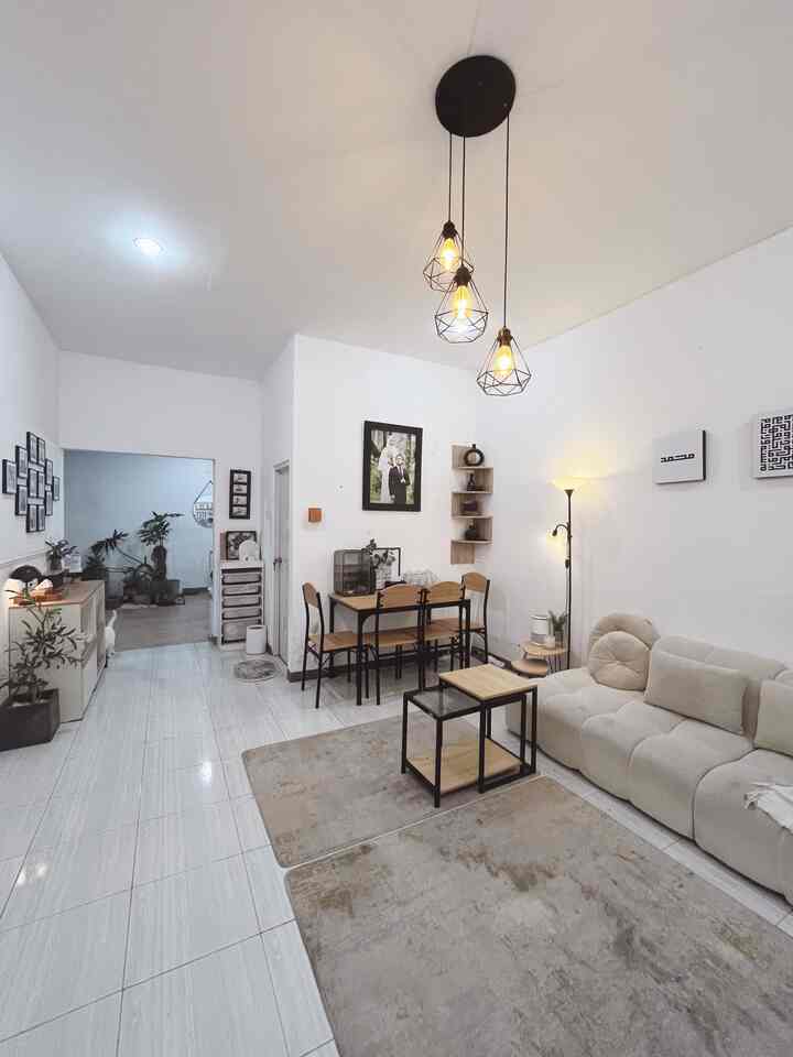 ✨ Redecorate : Open Space Living Room

Hai hai, selamat datang di living room hommuslim. Living Room bertema open space yang menyatu dengan dining room. 
Menambah suasana baru di living room, kami memutuskan memindahkan & mengalihfungsikan kitchen set di dapur ke area hallway. Sekarang jadi punya credenza baru yang menambah dekorasi di living room kami 🥰

#BTNOAS11 #RumahOpenSpace #RumahTanpaSekat 